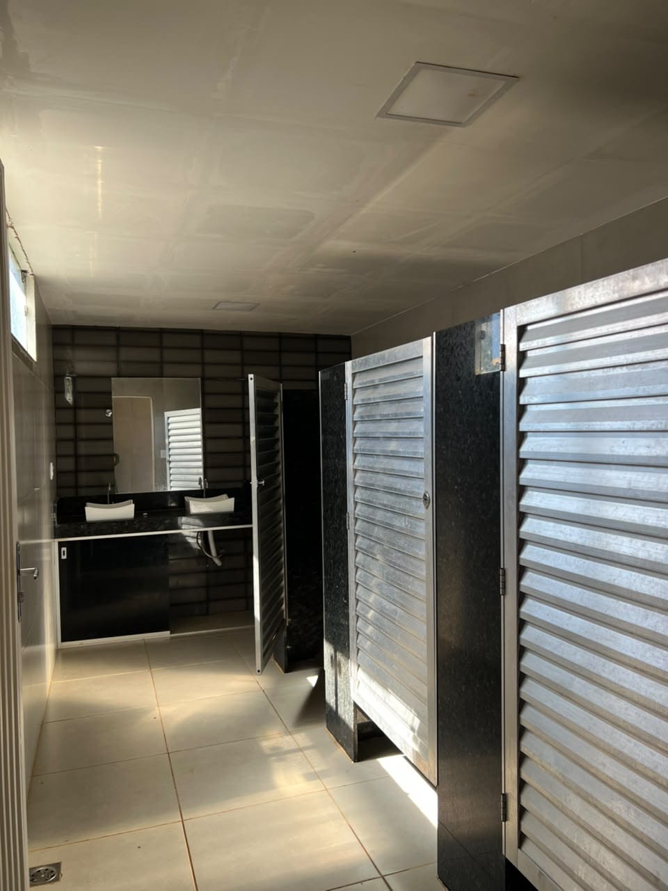 Banheiro do espaço com acabamento em granito