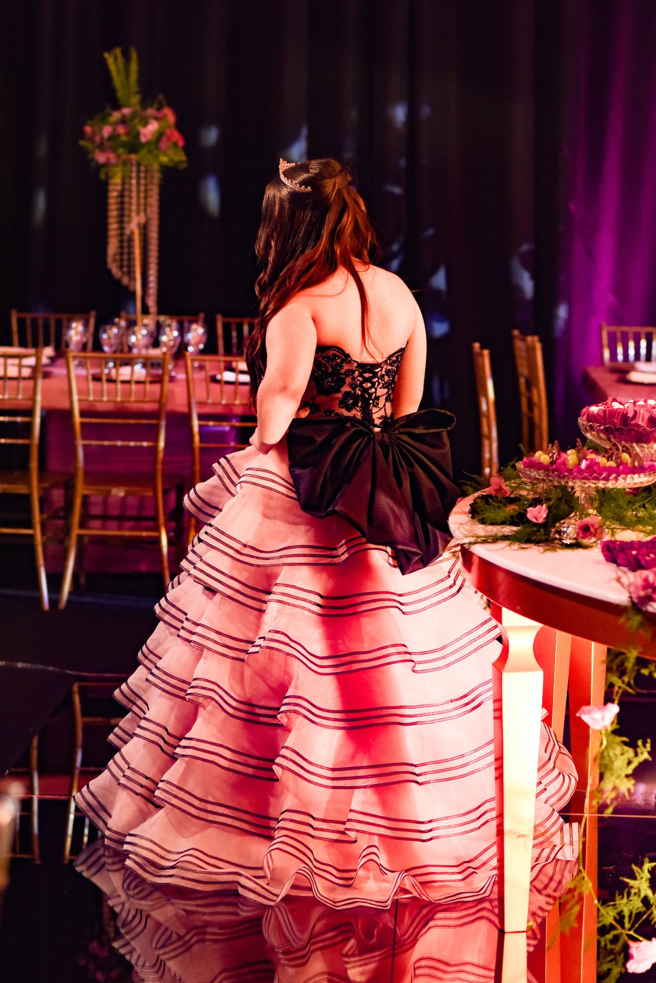 Debutante no salão decorado da Casa Aura