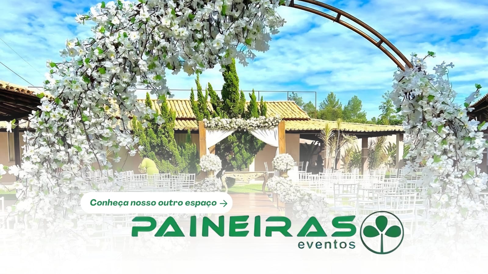 Paineiras Eventos — espaço ao ar livre com cerimônia decorada em flores brancas