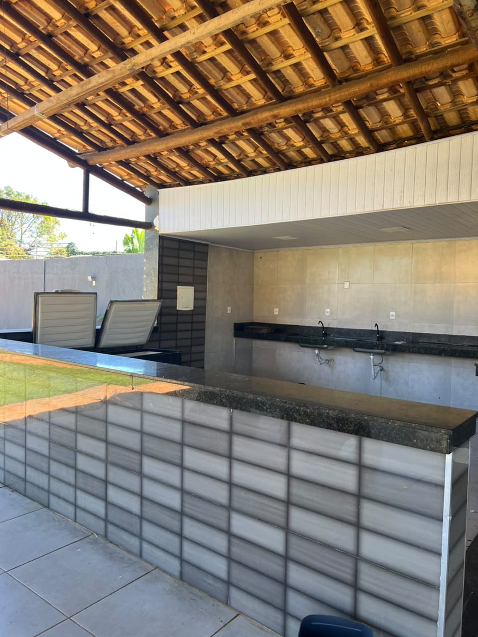Área de buffet externa com balcão de granito